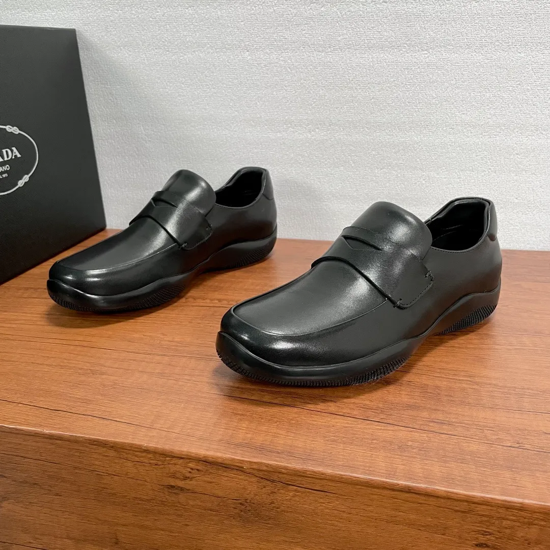💰720 Code: YS003342 Prada/Prada men's new leather sneakers. These sneakers are made of imported calf leather and have a classic penny loafer upper design style, inspired by classic aesthetic concepts. Equipped with 3.5cm iconic red label lightweight elastic rubber soles, fabric and cowhide mixed lining, and silk-printed logo cowhide foot pads. The style is versatile and durable, comfortable and breathable, and comes with a full set of original packaging dust bags! Size: 39-40-41-42-43-44 Standard leather shoe size (45 can be customized but returns and exchanges are not supported) Item number: 4D3612 Black